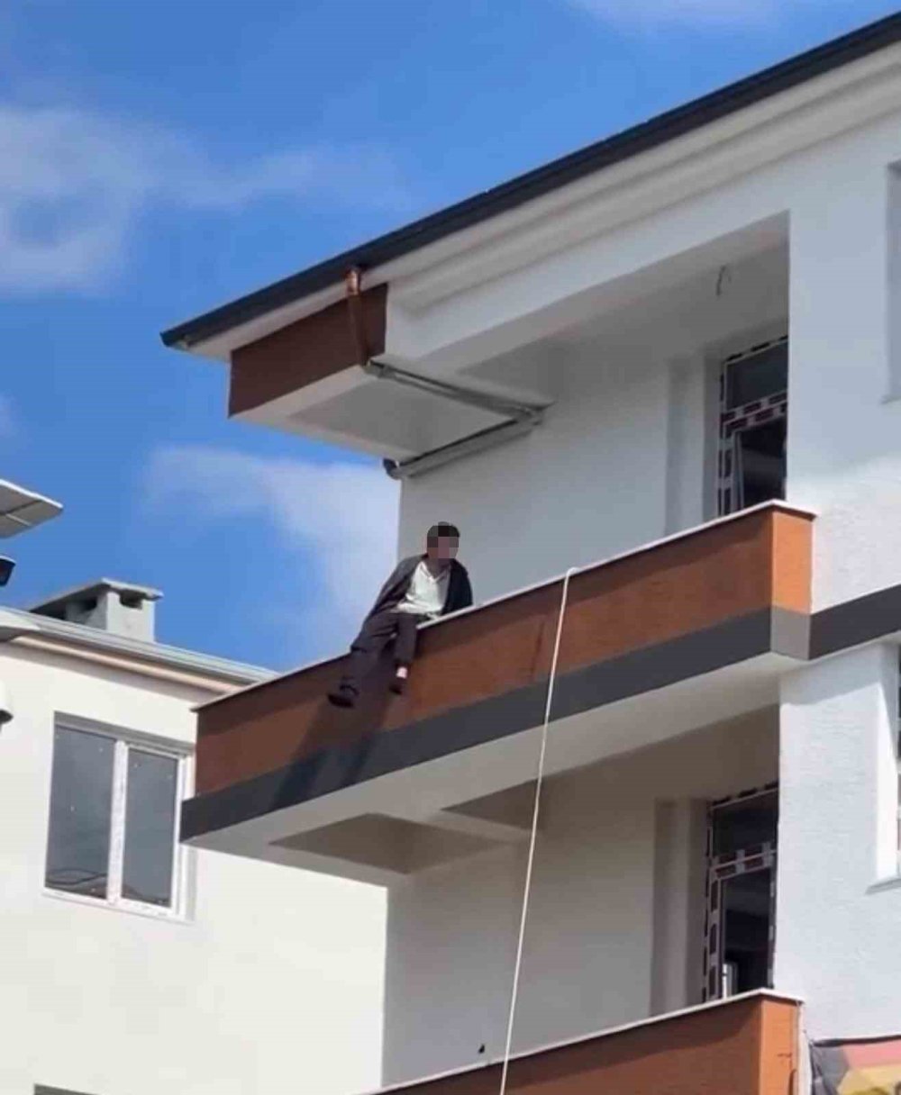 Iğdır’da Hareketli Dakikalar.. İnşaatın 4’üncü Katına Çıkan Kişi İkna Edildi!