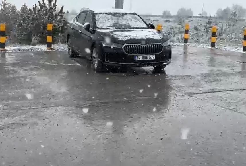 Yaylada Aniden Bastıran Kar, Çobanlara Zor Anlar Yaşattı