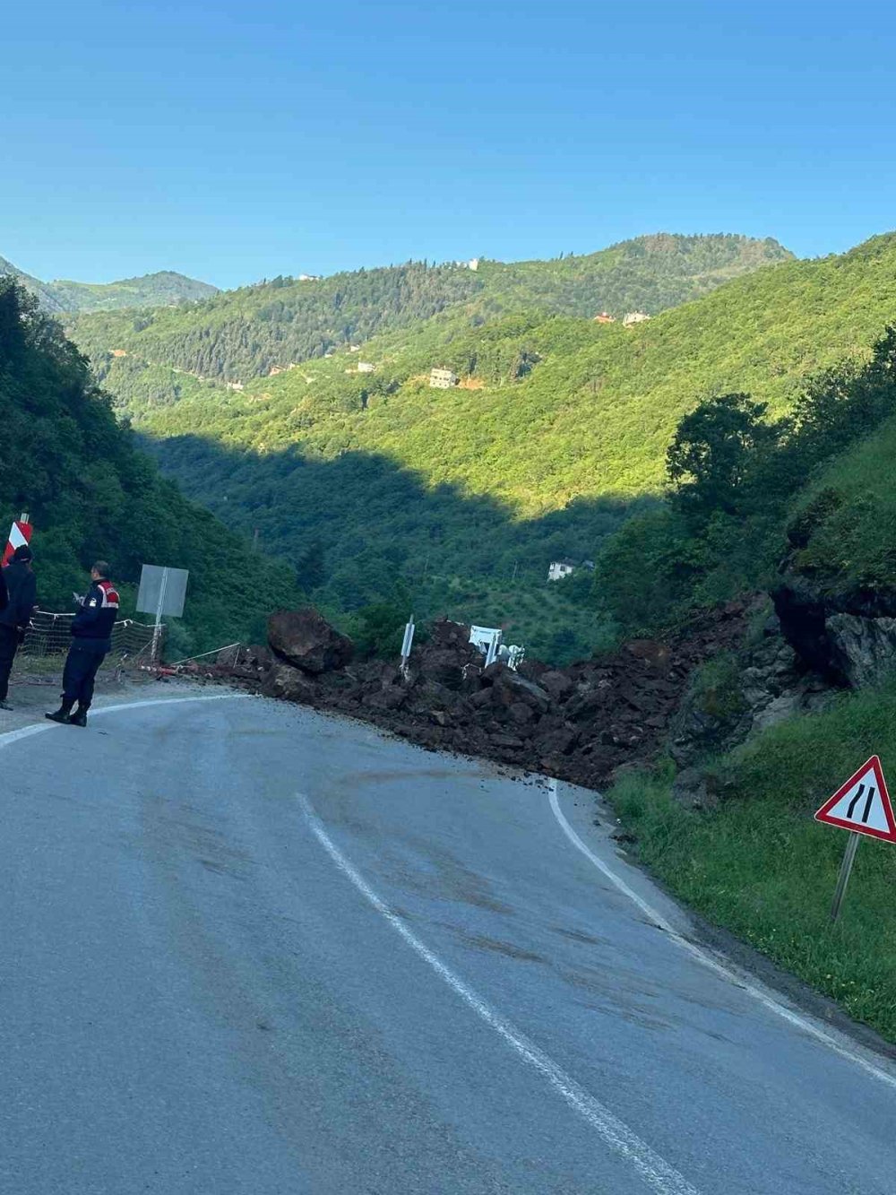 Karadere Vadisi’nde Toprak ve Kaya Kütlesi Yolu Kapladı.. Uzun Araç Kuyrukları Oluştu!
