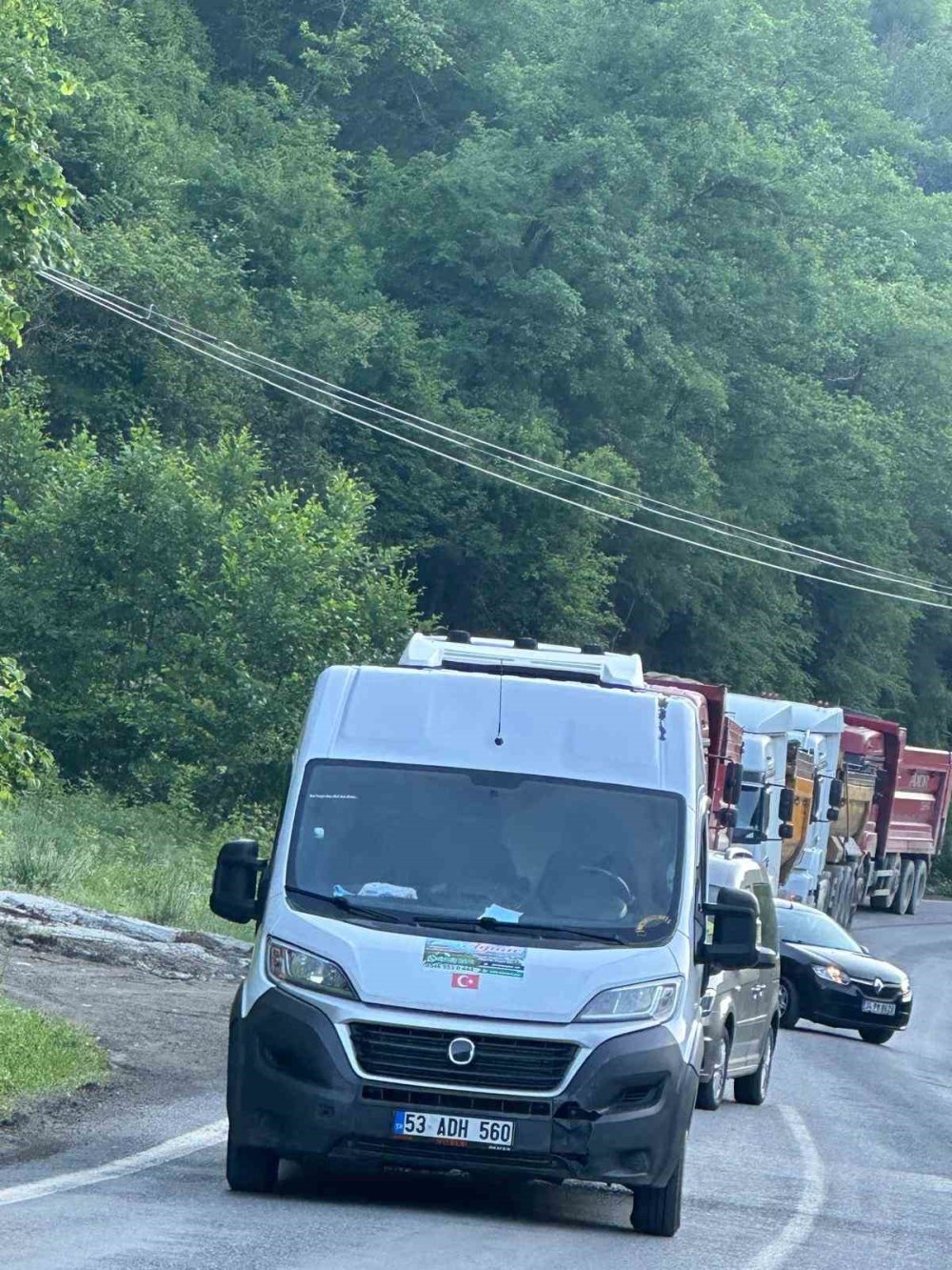 Karadere Vadisi’nde Toprak ve Kaya Kütlesi Yolu Kapladı.. Uzun Araç Kuyrukları Oluştu!
