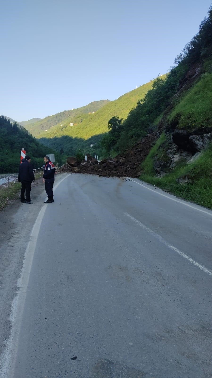 Karadere Vadisi’nde Toprak ve Kaya Kütlesi Yolu Kapladı.. Uzun Araç Kuyrukları Oluştu!