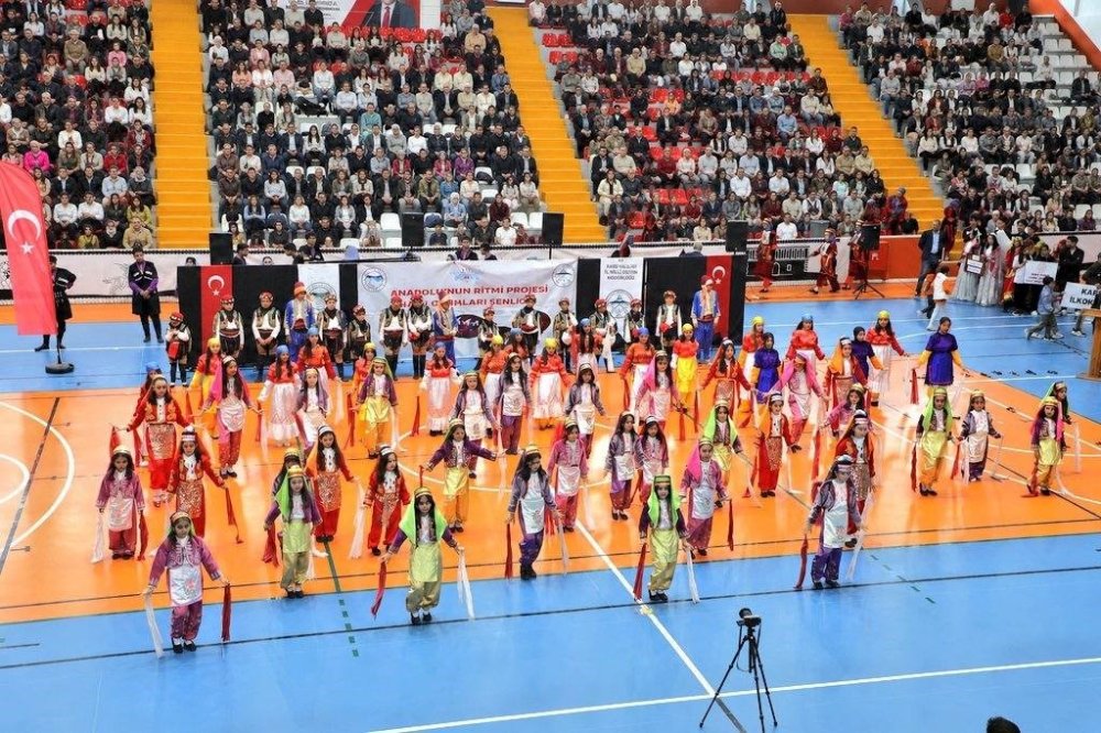 923 Öğrenci Aynı Sahnede Buluştu.. Kars'ta Halk Oyunları Şenliği Yoğun İlgi Gördü!