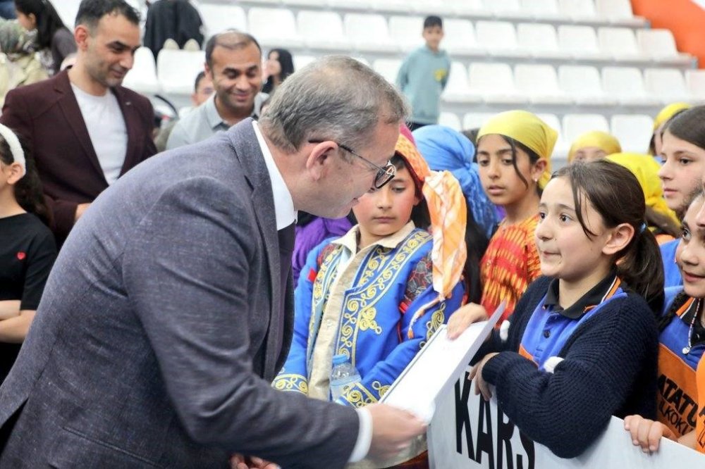 923 Öğrenci Aynı Sahnede Buluştu.. Kars'ta Halk Oyunları Şenliği Yoğun İlgi Gördü!