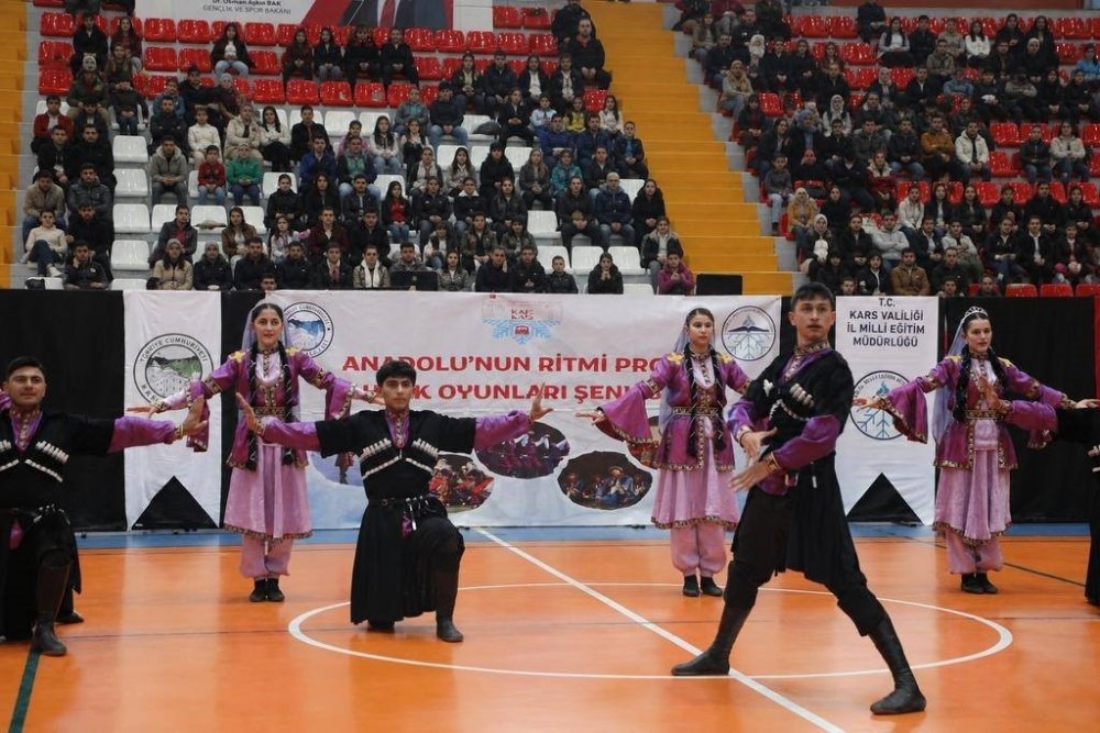 923 Öğrenci Aynı Sahnede Buluştu.. Kars'ta Halk Oyunları Şenliği Yoğun İlgi Gördü!