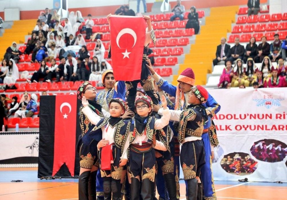 923 Öğrenci Aynı Sahnede Buluştu.. Kars'ta Halk Oyunları Şenliği Yoğun İlgi Gördü!