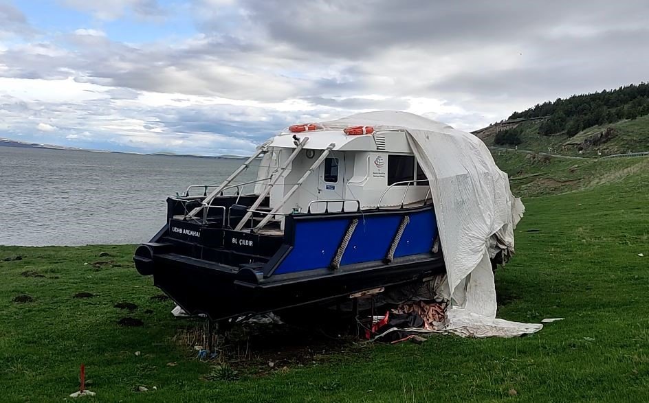 Çıldır Gölü’ndeki Tur Teknesi Yıllardır Atıl Durumda.. Altyapı Sorunu Hâlâ Çözülemedi!