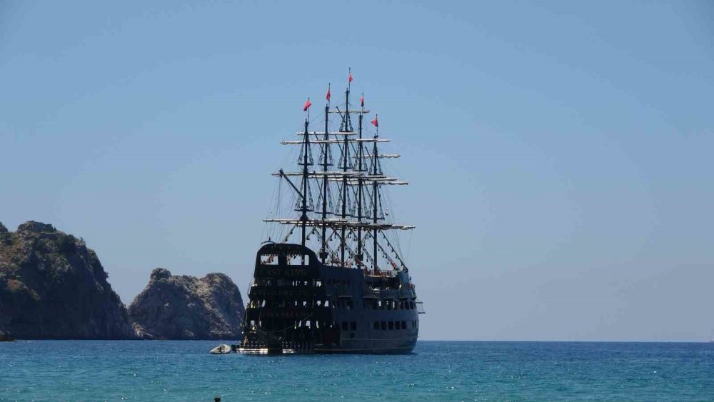 Kleopatra Plajı Turistlerle Doldu Taştı