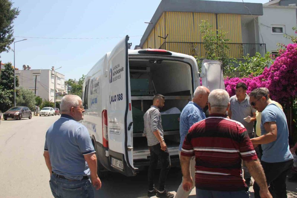Antalya’da 41 Yaşındaki Adam Evinin Bahçesinde Ölü Bulundu