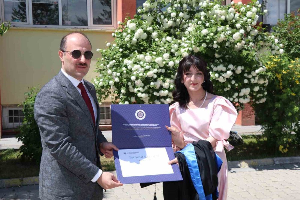 Erzurum Oltu’da Üniversitelilerin Mezuniyet Coşkusu