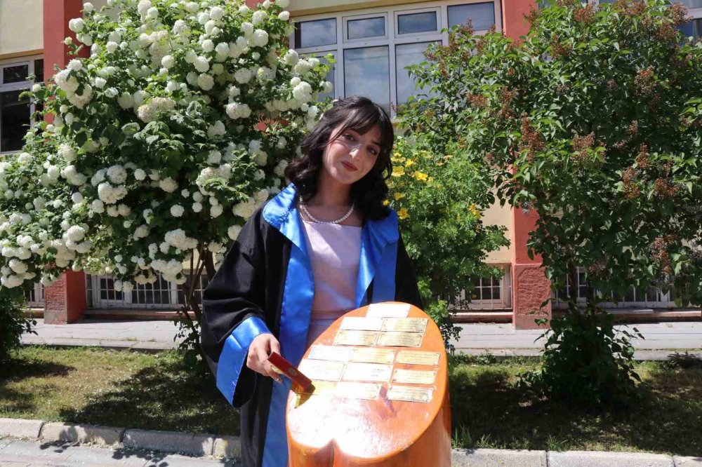 Erzurum Oltu’da Üniversitelilerin Mezuniyet Coşkusu