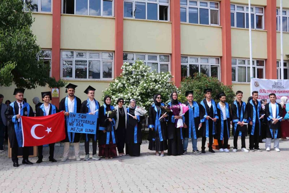 Erzurum Oltu’da Üniversitelilerin Mezuniyet Coşkusu