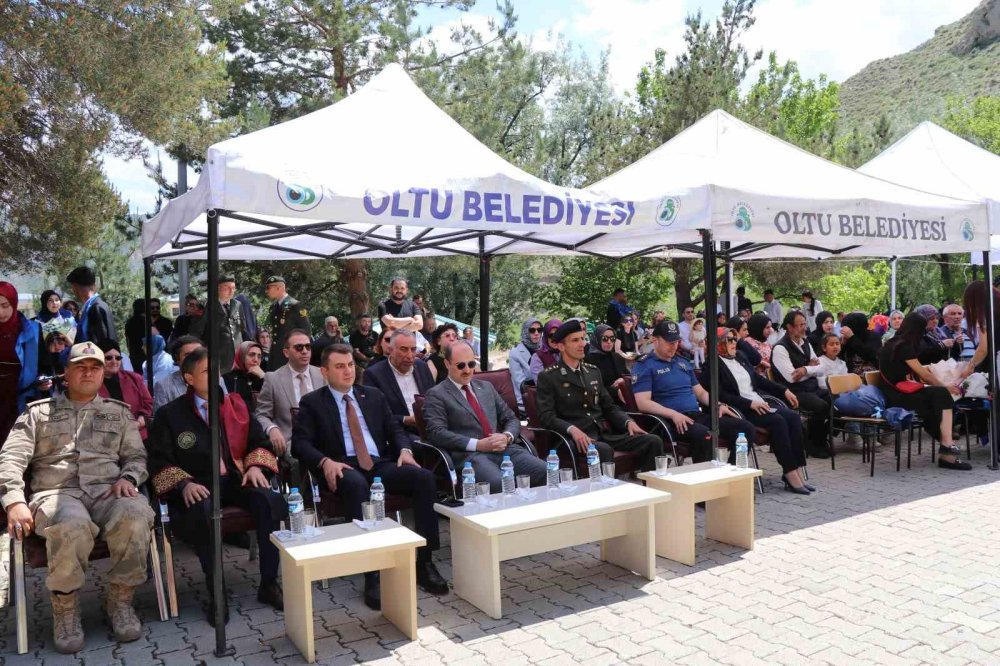 Erzurum Oltu’da Üniversitelilerin Mezuniyet Coşkusu