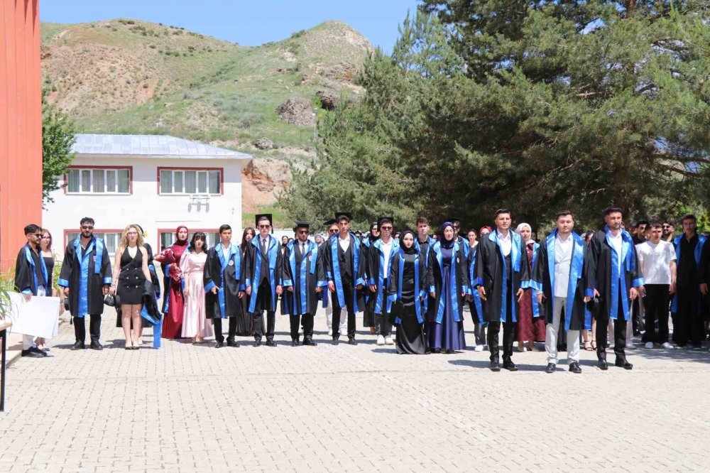 Erzurum Oltu’da Üniversitelilerin Mezuniyet Coşkusu
