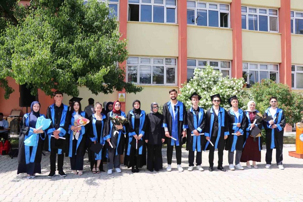 Erzurum Oltu’da Üniversitelilerin Mezuniyet Coşkusu