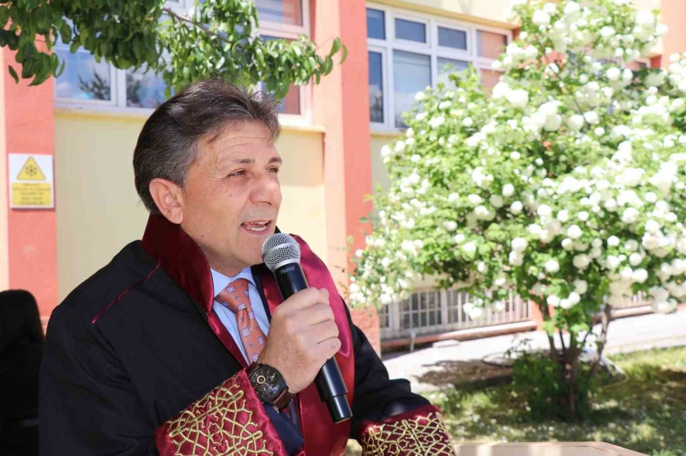 Erzurum Oltu’da Üniversitelilerin Mezuniyet Coşkusu