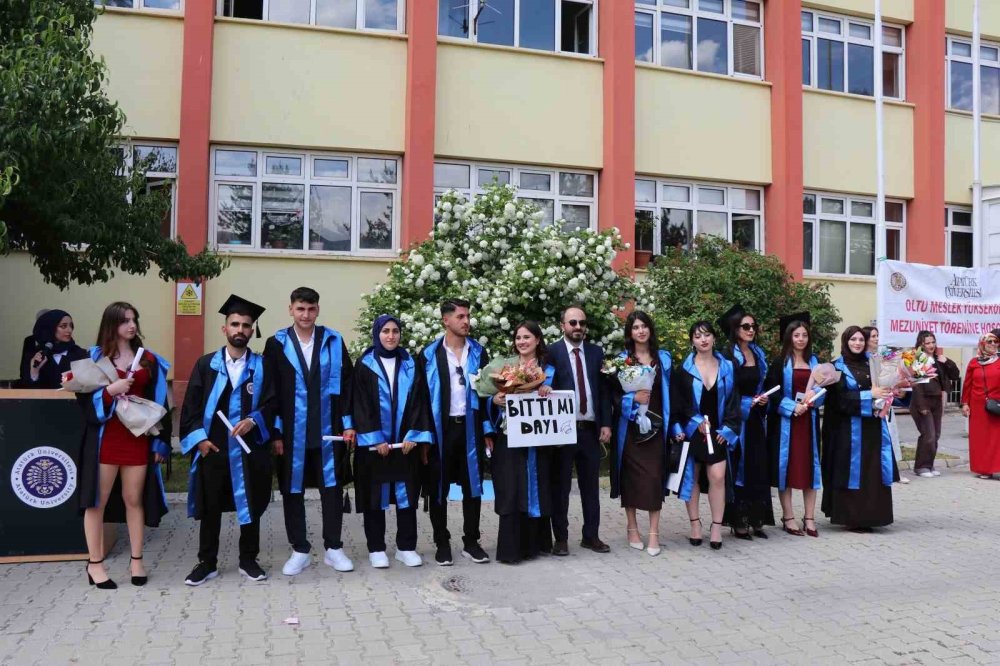 Erzurum Oltu’da Üniversitelilerin Mezuniyet Coşkusu