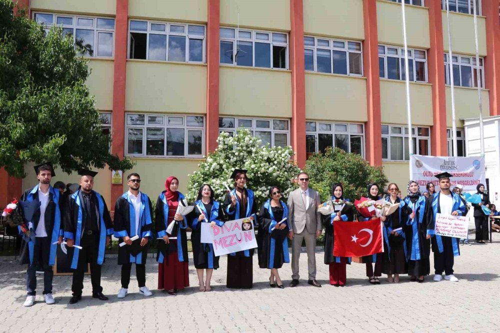 Erzurum Oltu’da Üniversitelilerin Mezuniyet Coşkusu
