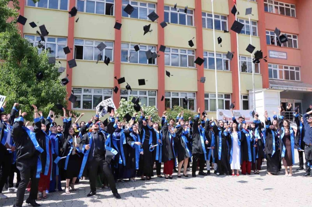 Erzurum Oltu’da Üniversitelilerin Mezuniyet Coşkusu