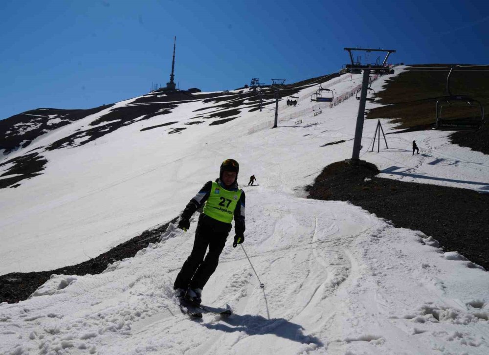 Erzurum'da Haziran Ayında Kayak Heyecanı.. Palandöken'de Gelenek Bozulmadı!