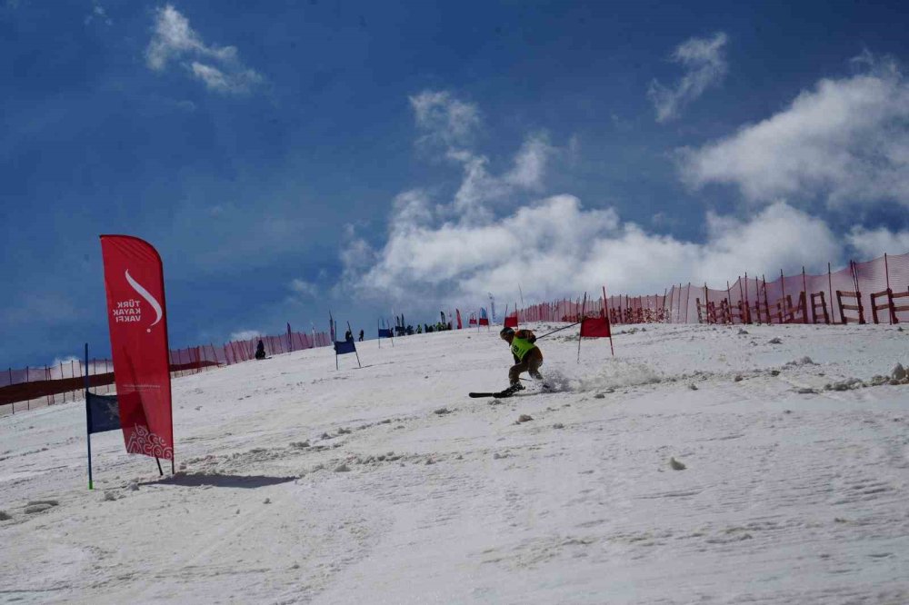 Erzurum'da Haziran Ayında Kayak Heyecanı.. Palandöken'de Gelenek Bozulmadı!