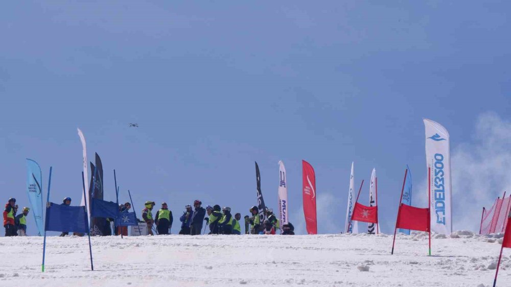 Erzurum'da Haziran Ayında Kayak Heyecanı.. Palandöken'de Gelenek Bozulmadı!