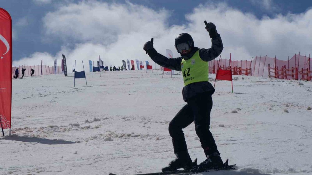 Erzurum'da Haziran Ayında Kayak Heyecanı.. Palandöken'de Gelenek Bozulmadı!