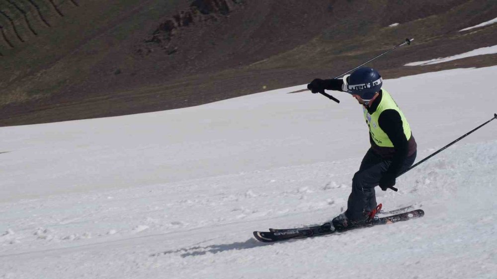 Erzurum'da Haziran Ayında Kayak Heyecanı.. Palandöken'de Gelenek Bozulmadı!
