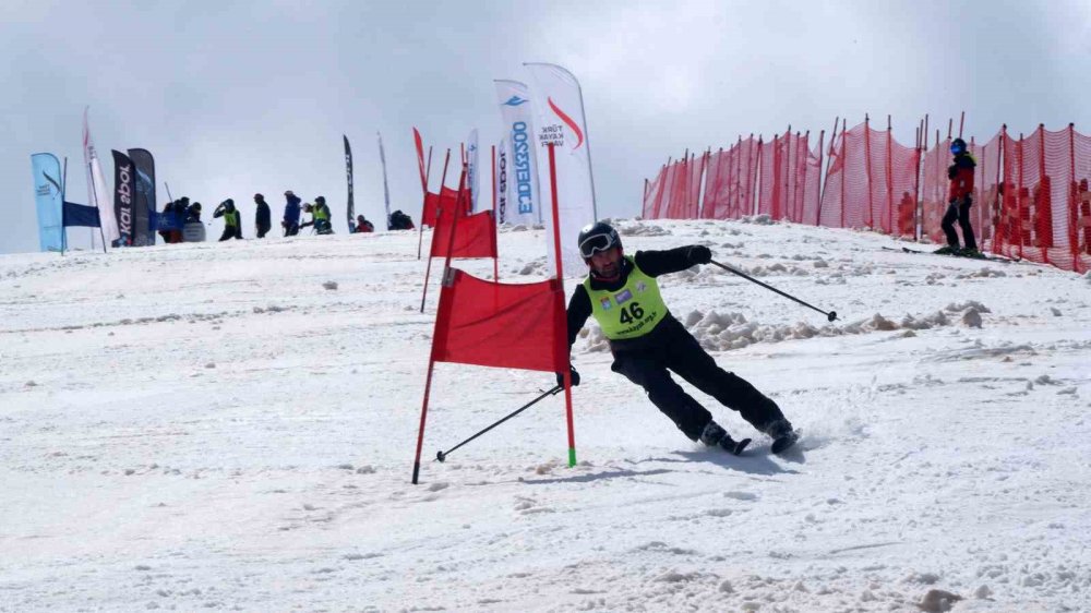 Erzurum'da Haziran Ayında Kayak Heyecanı.. Palandöken'de Gelenek Bozulmadı!