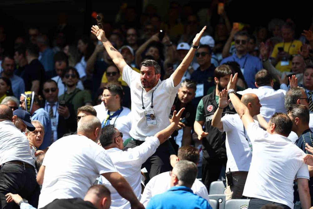 Fenerbahçe’de Olağanüstü Seçimli Genel Kurul Gergin Başladı