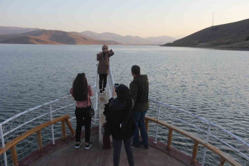 1700 Rakımdaki Doğa Harikası Göl Turistlerin İlgi Odağı