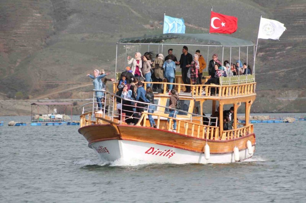 1700 Rakımdaki Doğa Harikası Göl Turistlerin İlgi Odağı