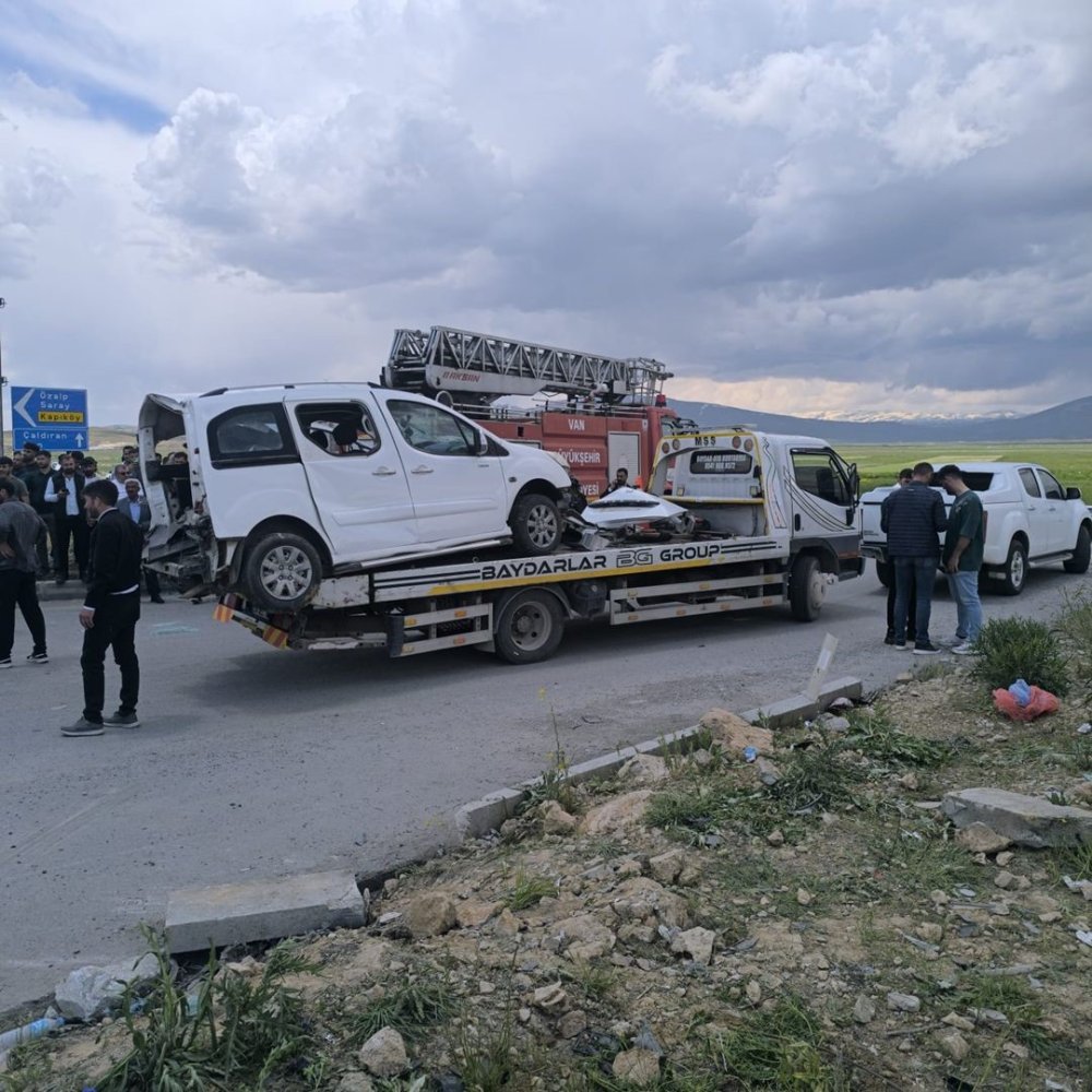 Çaldıran Yolunda Can Pazarı.. Trafik Kazasında 4 Kişi Hayatını Kaybetti!