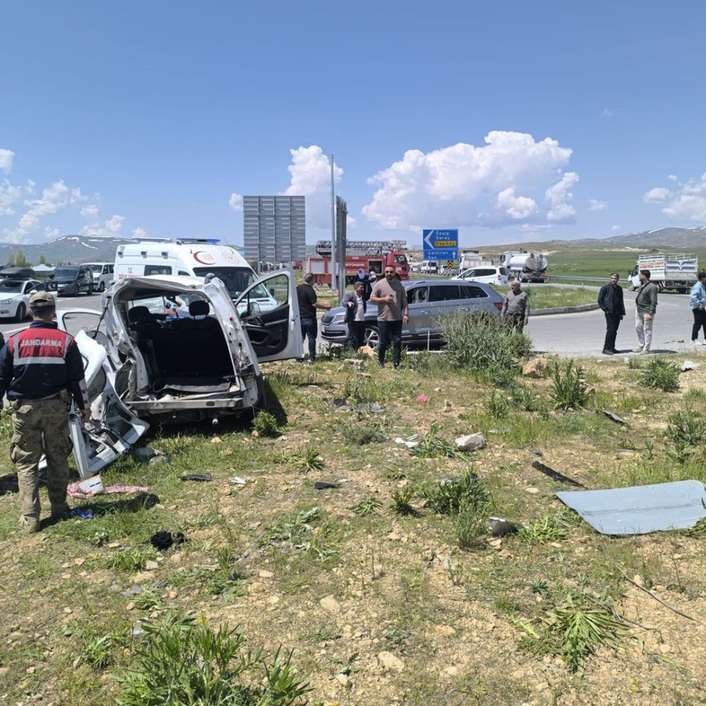 Çaldıran Yolunda Can Pazarı.. Trafik Kazasında 4 Kişi Hayatını Kaybetti!