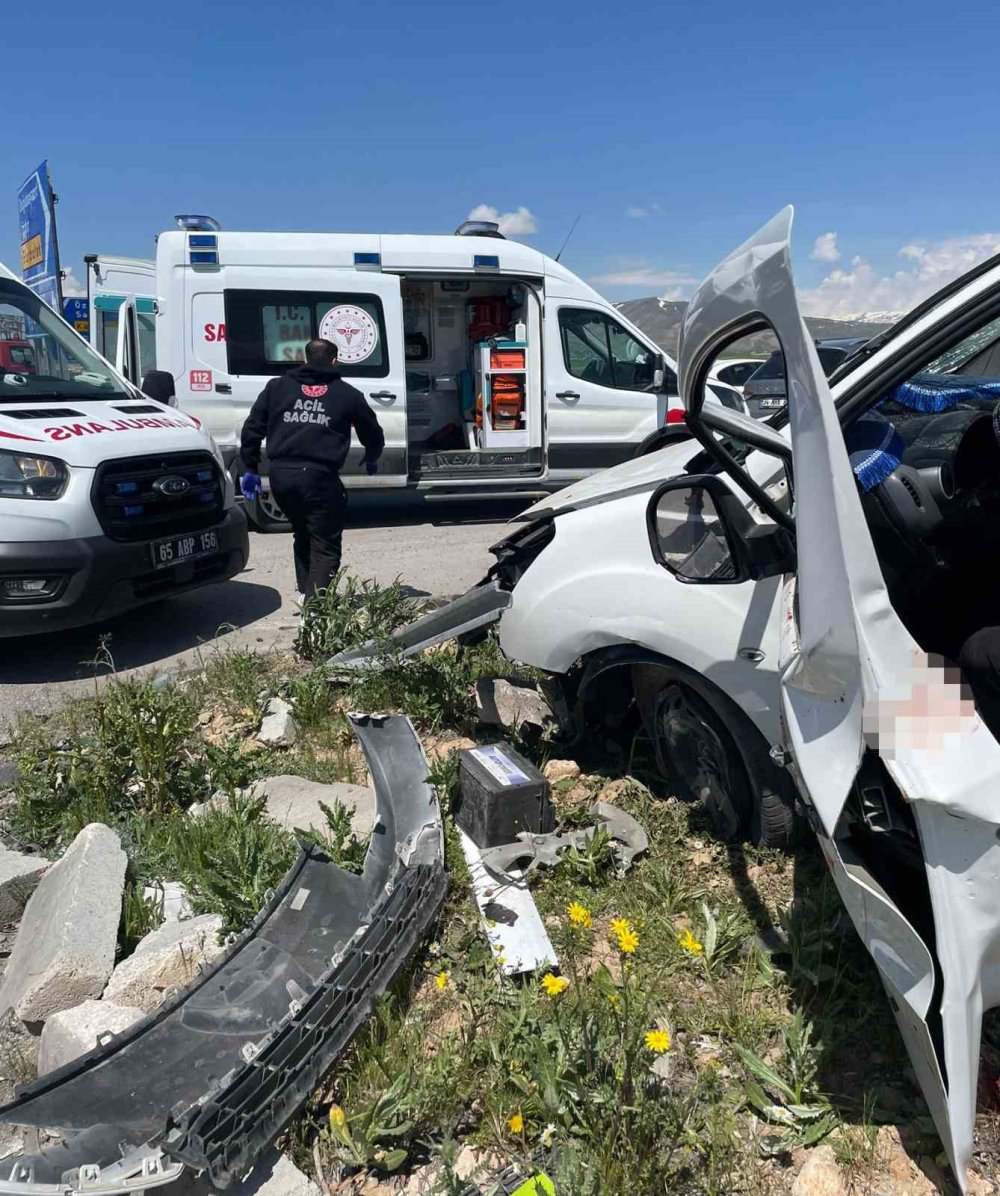 Çaldıran Yolunda Can Pazarı.. Trafik Kazasında 4 Kişi Hayatını Kaybetti!