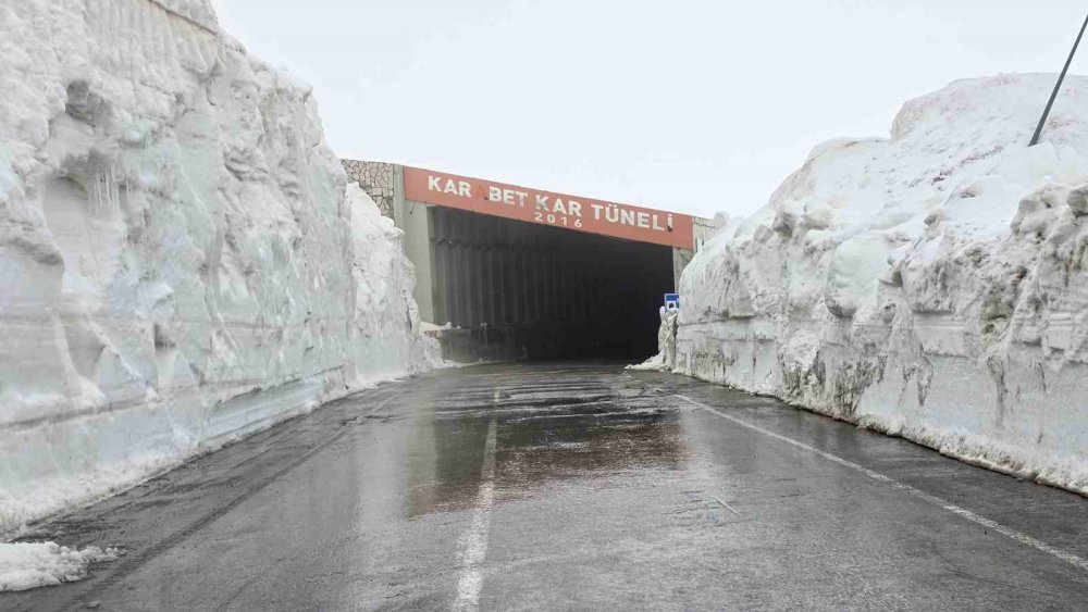 Van Bahçesaray Yolu Kontrollü Olarak Ulaşıma Açıldı