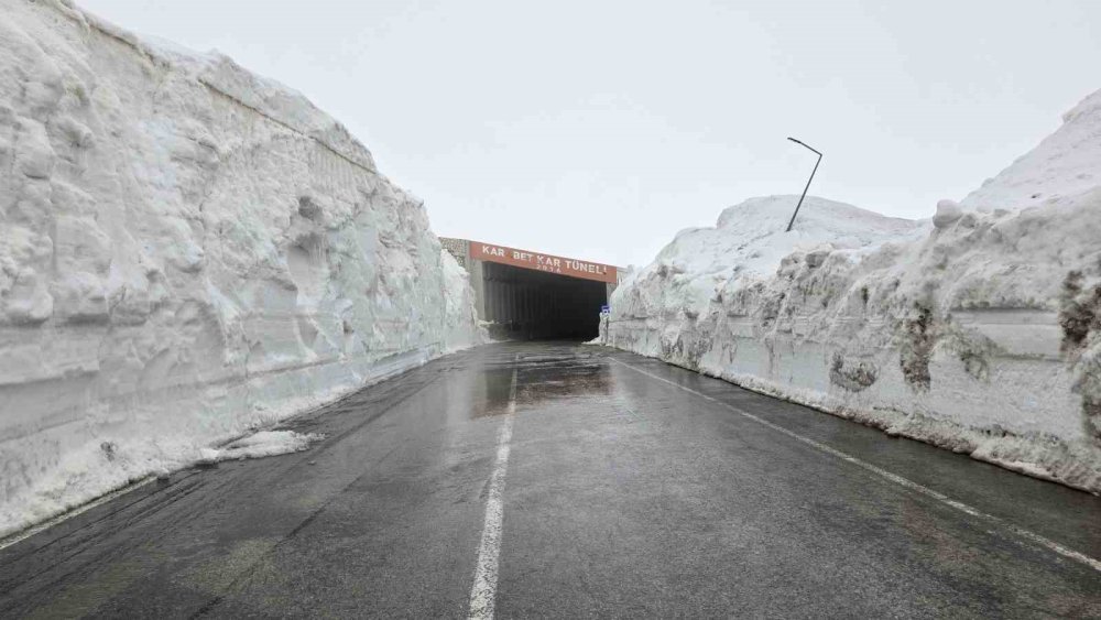Van Bahçesaray Yolu Kontrollü Olarak Ulaşıma Açıldı