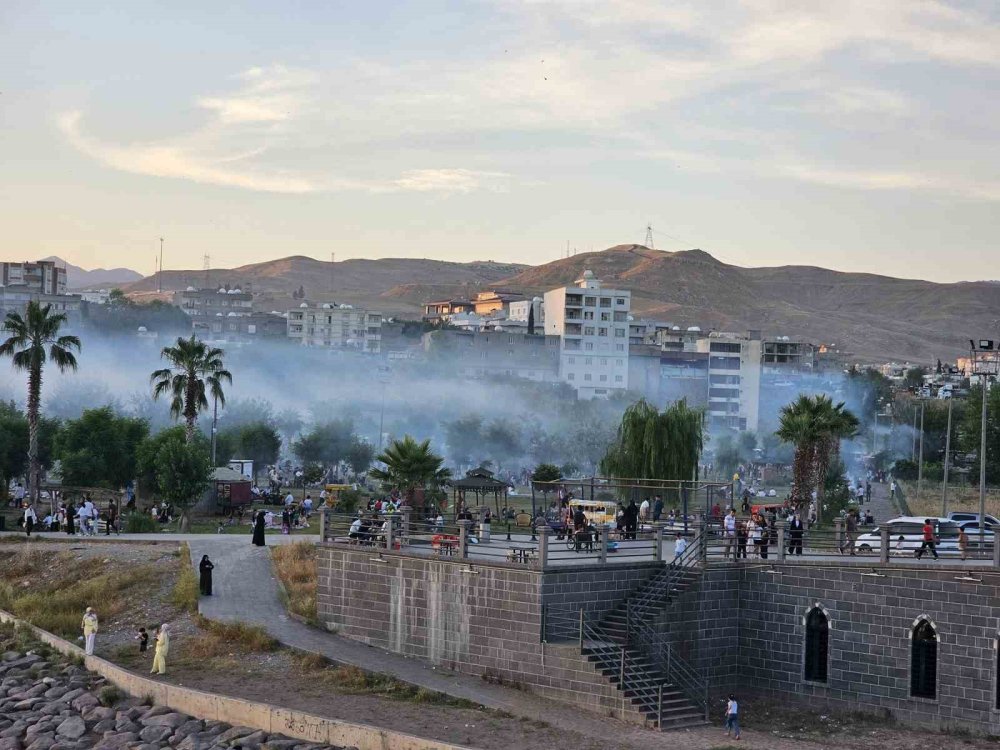 Cizre’de Mangal Dumanı Nehir Üzerinde Sis Görünümü Oluşturdu