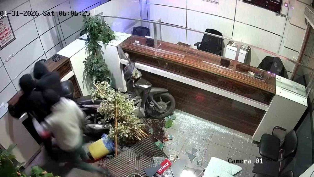 Film Gibi Soygun Kameraya Yansıdı: Kepengi Araçla Yıkıp 16 Bin Dolar Çaldılar