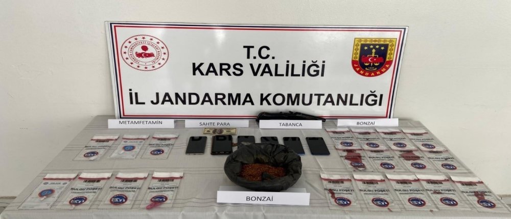Kars ve Kağızman’da Eş Zamanlı Baskın.. Uyuşturucu ve Sahte Dolar Ele Geçti!