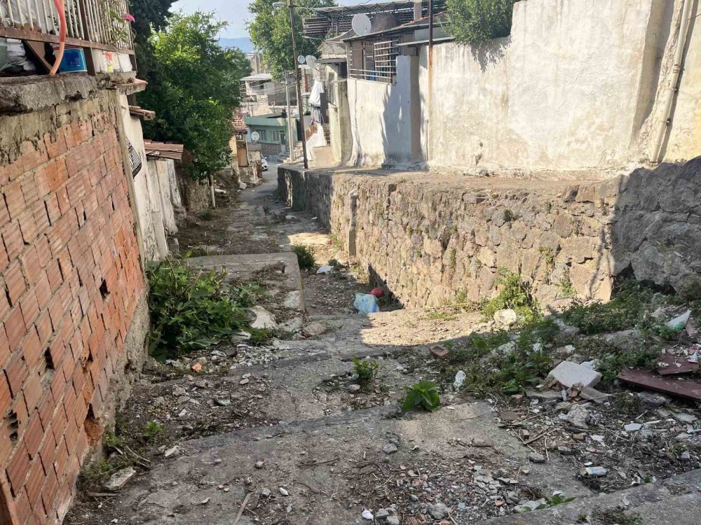 İzmir’de Erkek Şiddeti Can Aldı.. Kezzaplı Saldırıya Uğrayan Kadın Yaşamını Yitirdi!