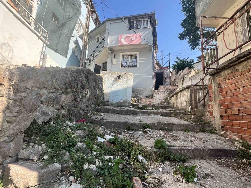 İzmir’de Erkek Şiddeti Can Aldı.. Kezzaplı Saldırıya Uğrayan Kadın Yaşamını Yitirdi!