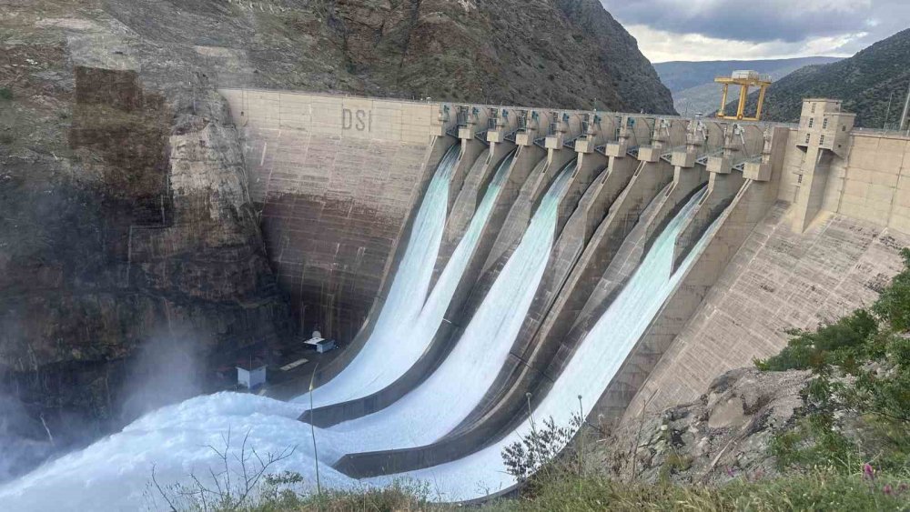 Karakaya Barajında Su Tahliyesi Devam Ediyor