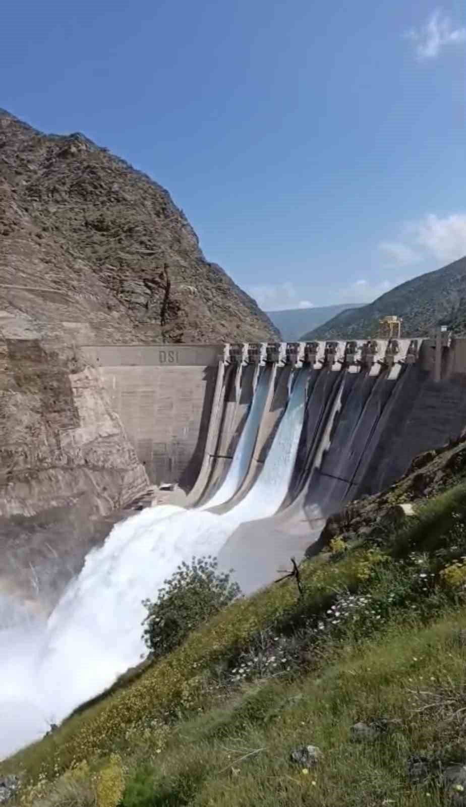 Karakaya Barajında Su Tahliyesi Devam Ediyor