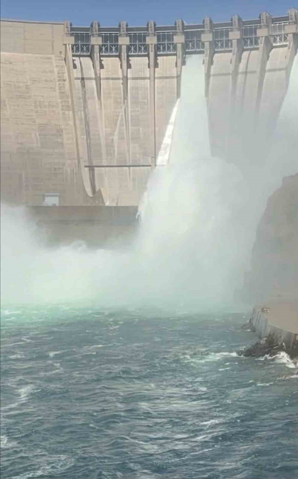 Karakaya Barajında Su Tahliyesi Devam Ediyor
