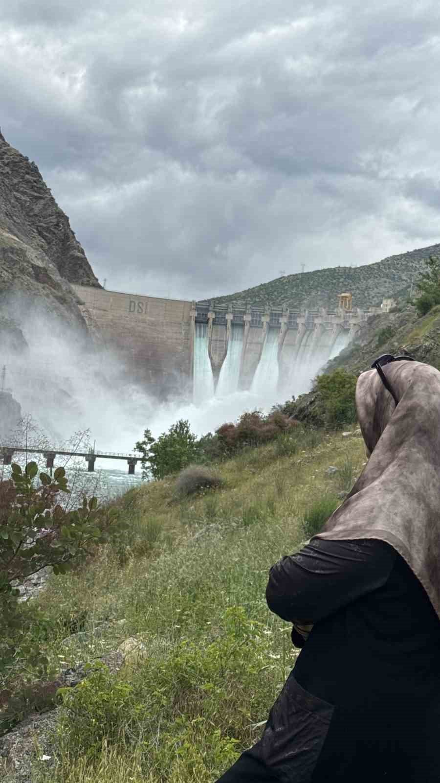 Karakaya Barajında Su Tahliyesi Devam Ediyor