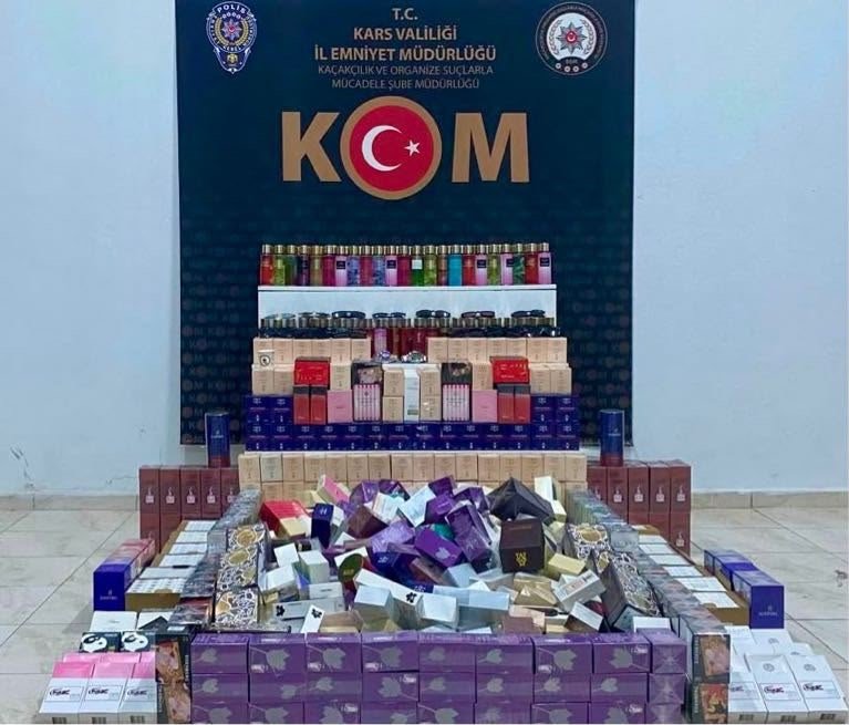 Kars'ta 3 İş Yerine Operasyon.. Binlerce Kaçak Parfüm, Saat ve Gözlük Bulundu!