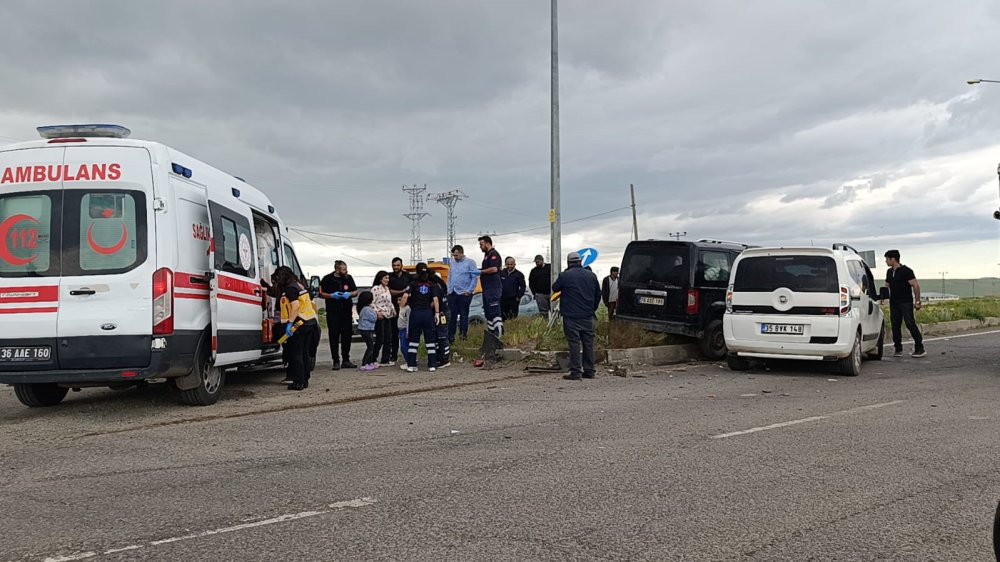 Kars’ta İki Otomobil Çarpıştı.. Kazada 3’ü Çocuk 5 Kişi Yaralandı!