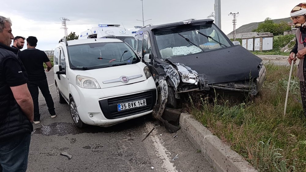 Kars’ta İki Otomobil Çarpıştı.. Kazada 3’ü Çocuk 5 Kişi Yaralandı!