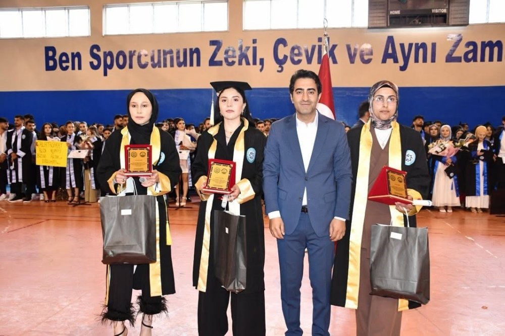 Sarıkamış'ta Mezuniyet Heyecanı.. Spor Bilimleri Fakültesi Öğrencileri Kep Attı!