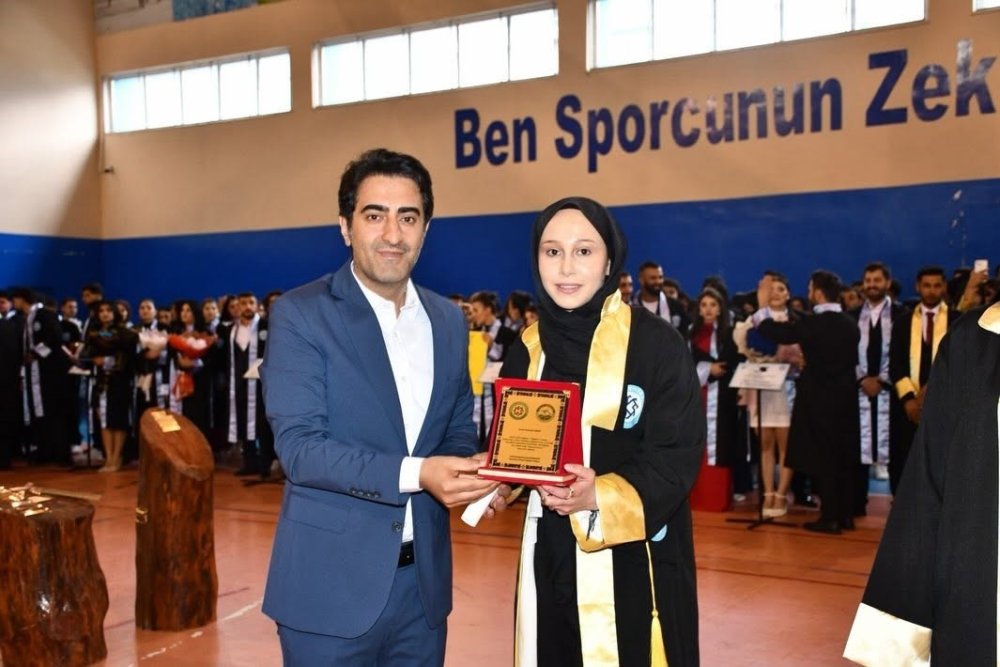 Sarıkamış'ta Mezuniyet Heyecanı.. Spor Bilimleri Fakültesi Öğrencileri Kep Attı!
